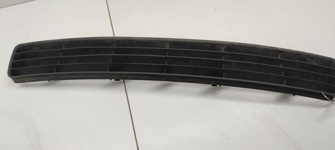 заглушка (решетка) в бампер Audi A4 B5 1996, 1.8 л., бензин, МКПП, чёрный, универсал, 8D0807683