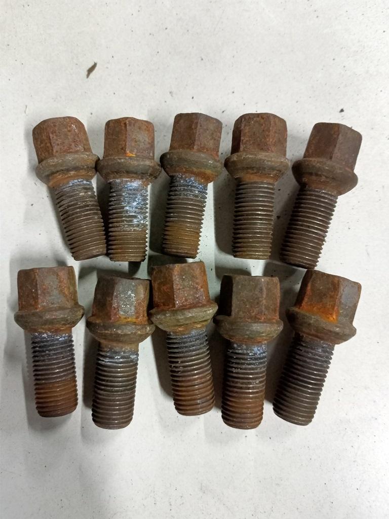 болт колесный Volkswagen Passat B5 1998, 2.3 л., бензин, МКПП, чёрный, универсал, 8D0601139D