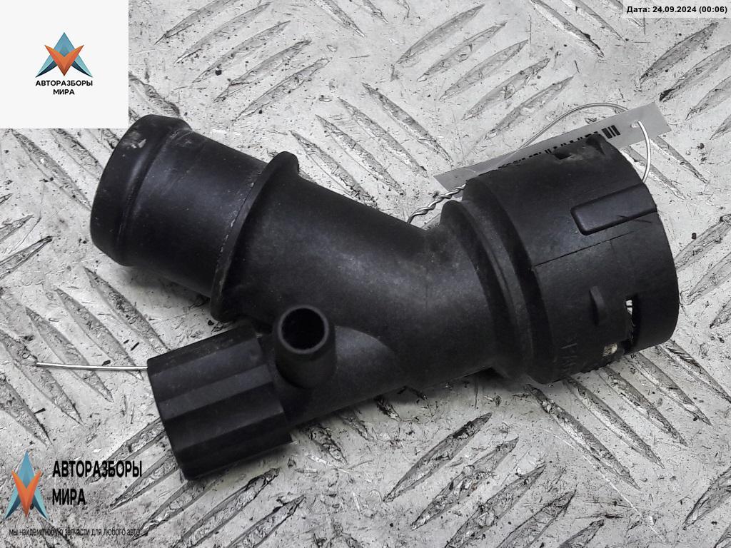 фланец (тройник) системы охлаждения Volkswagen Golf 4 поколение 1999, 1.4 л., бензин, МКПП, зелёный, хетчбэк 5 дв., 1J0121619A - фото №1