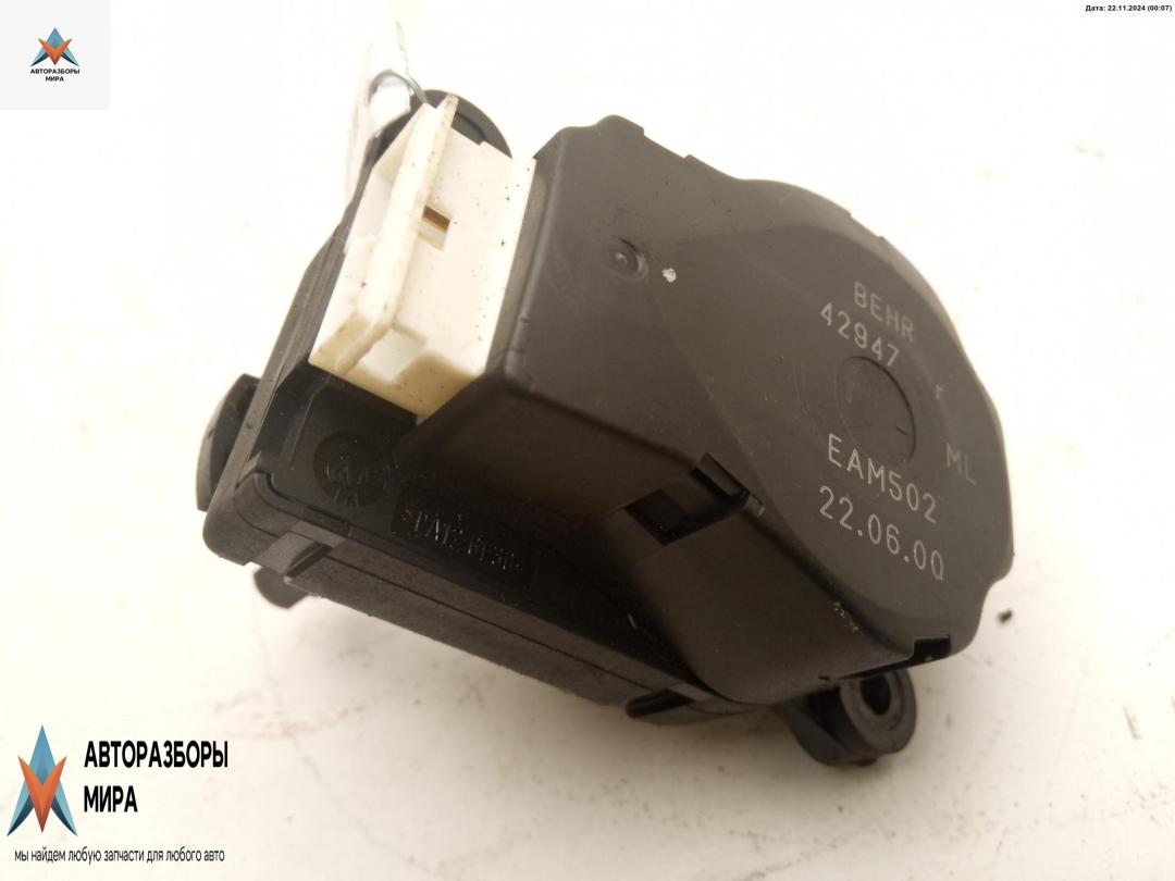 моторчик заслонки печки Volvo S80 1 поколение 2000, 2.9 л., бензин, АКПП, серый, седан, EAM502 - фото №1