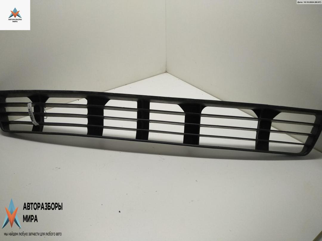 заглушка (решетка) в бампер Audi A4 B5 1997, 1.6 л., бензин, МКПП, белый, седан - фото №1