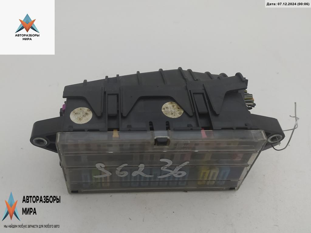 блок предохранителей Volkswagen Polo 3 поколение 1999, 1.4 л., бензин, МКПП, зелёный, универсал - фото №1