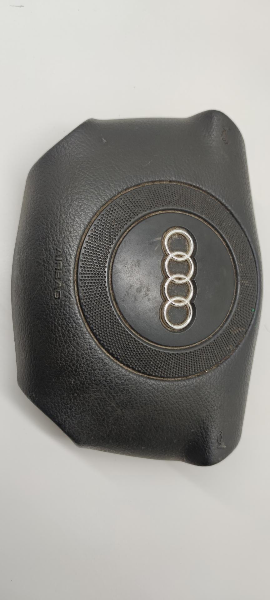 подушка безопасности водителя Audi A4 B5 1998, 2.4 л., бензин, АКПП, серый, универсал, 4B0880201Q
