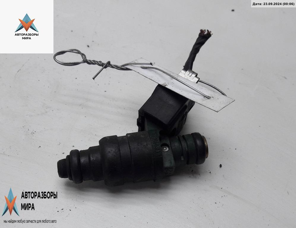 форсунка Volkswagen Golf 4 поколение 1998, 1.6 л., бензин, МКПП, белый, хетчбэк 5 дв., 037906031AA - фото №1