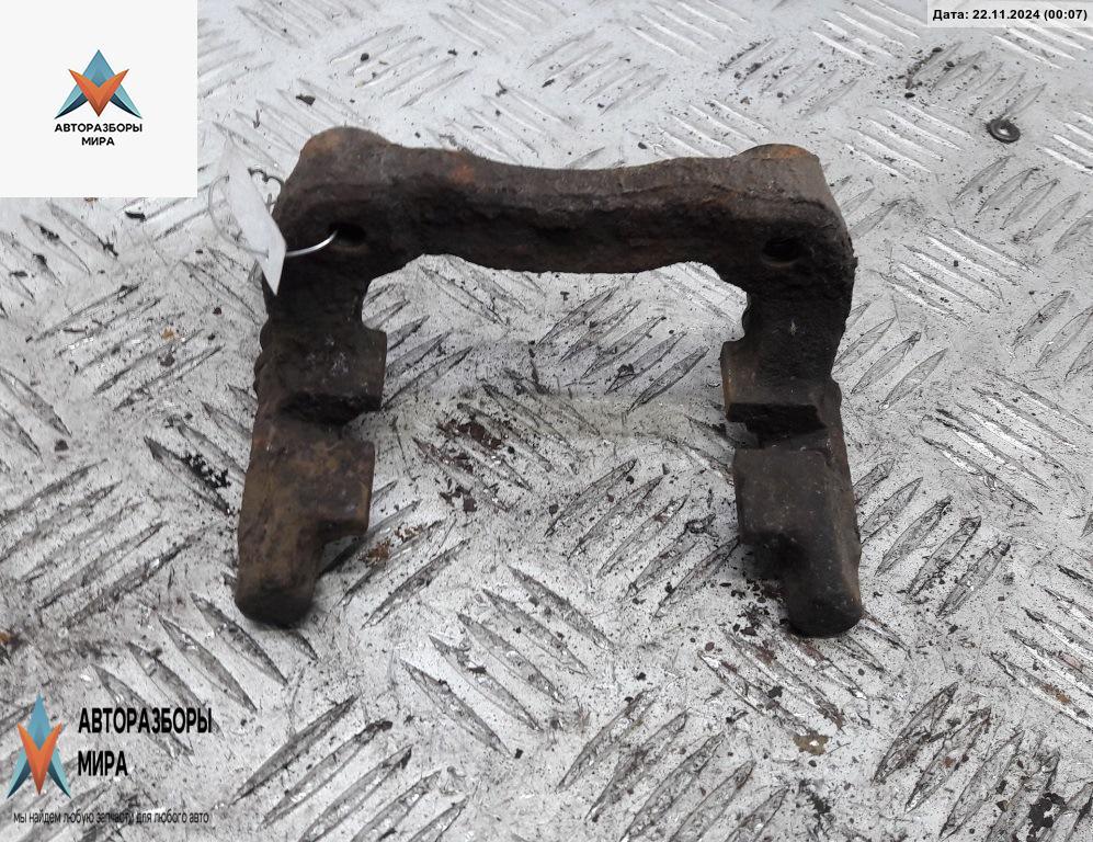 скоба суппорта Volkswagen Golf 4 поколение 1998, 1.6 л., бензин, МКПП, синий, хетчбэк 3 дв., 6Q0615425A - фото №1