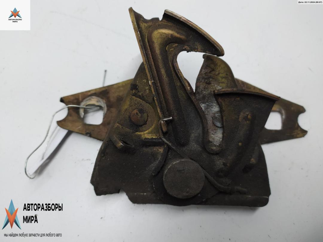 замок капота Volkswagen Passat B3 1991, 2.0 л., бензин, АКПП, синий, универсал, 357805591A - фото №1