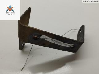 кронштейн (крепление) Audi A4 B5 1995, 1.8 л., бензин, МКПП, красный, седан, 8D0951220D