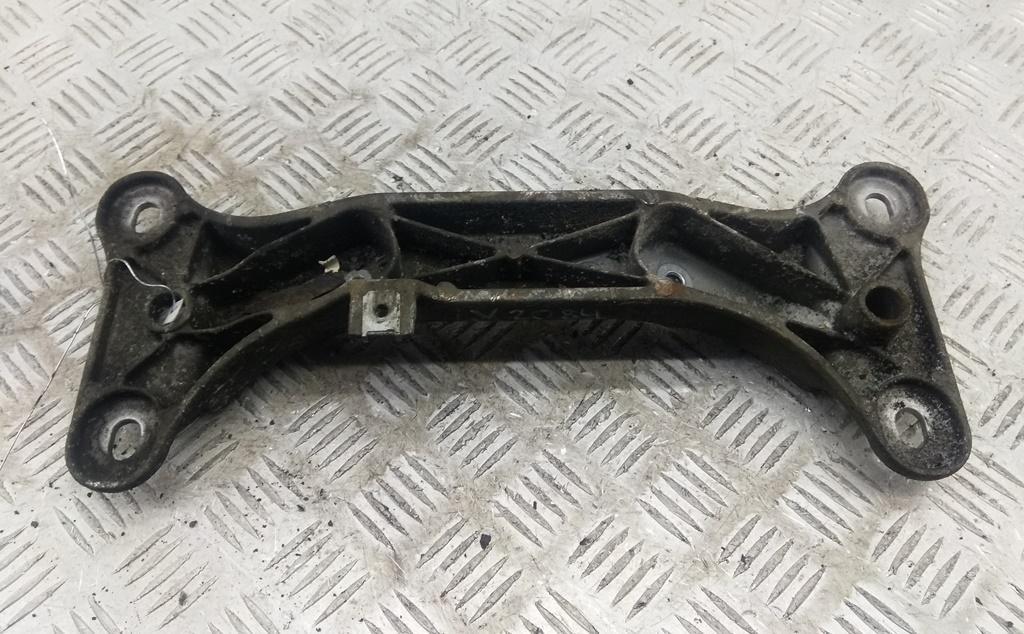 кронштейн КПП BMW 3 E90/E91/E92/E93 2007, 2.0 л., дизель, МКПП, серый, седан, 6778059