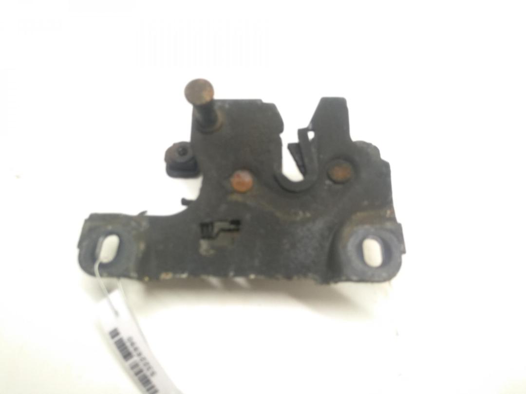 замок капота Audi A4 B5 1997, 2.6 л., бензин, МКПП, красный, универсал