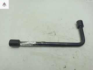 ключ колесный (балонный) Dacia (Renault) Sandero I 2009, 1.4 л., бензин, МКПП, красный, хетчбэк 5 дв., 8200832772