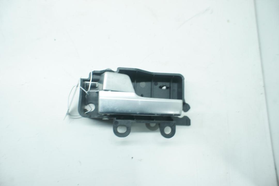 ручка внутренняя задняя левая Ford C-Max 1 поколение 2004, 2.0 л., дизель, МКПП, серый, минивэн, 3M51R22601BB - фото №1