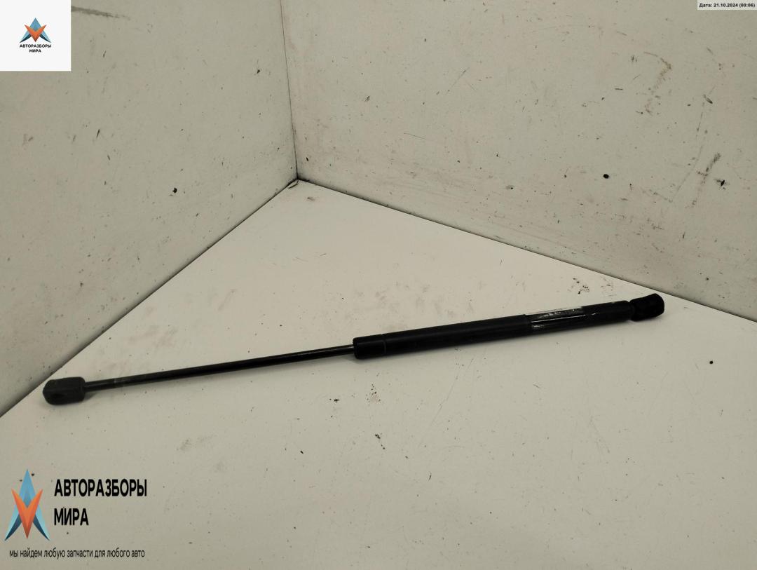 амортизатор крышки багажника (3-5 двери) Volkswagen Golf 3 поколение 1996, 1.6 л., бензин, МКПП, белый, хетчбэк 5 дв., 1H6827550A - фото №1