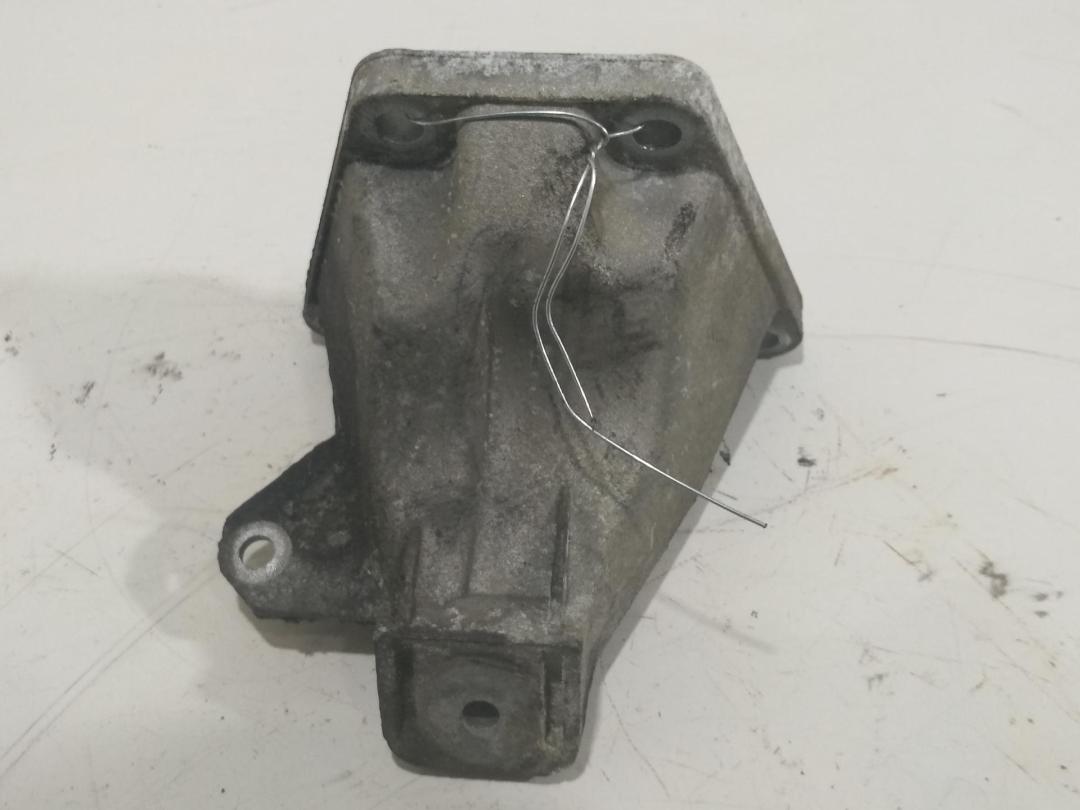 кронштейн двигателя Audi A6 C5 2002, 2.5 л., дизель, МКПП, серый, универсал, 4B0199308