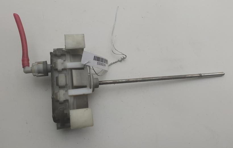 замок лючка топливного бака Audi A4 B5 1997, 1.9 л., дизель, МКПП, зелёный, универсал, 8D0862153 - фото №1