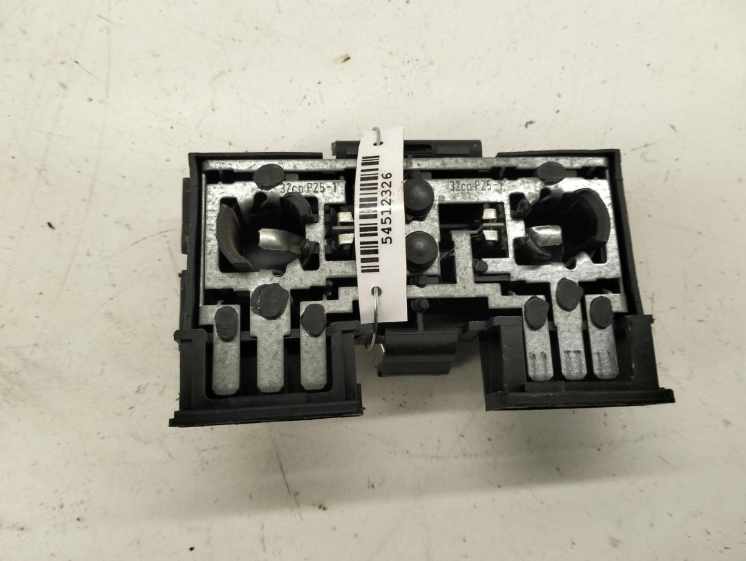панель заднего левого фонаря Volkswagen Passat B3 1993, 2.0 л., бензин, МКПП, чёрный, универсал, 321945259 - фото №1