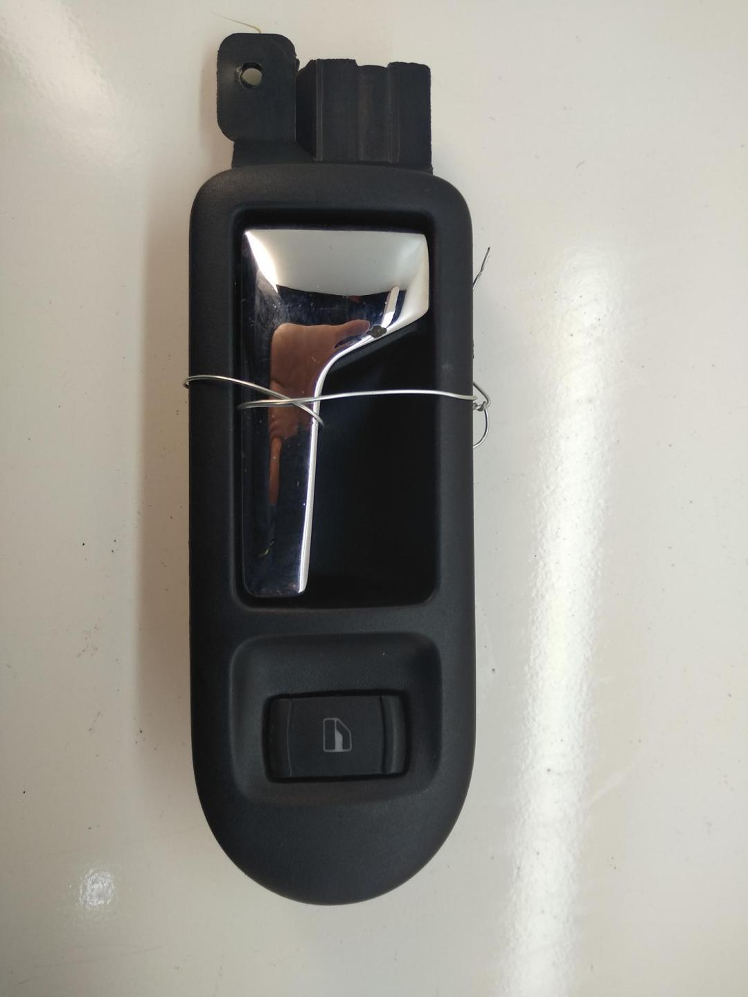 ручка внутренняя передняя левая Volkswagen Golf 4 поколение 2001, 1.6 л., бензин, МКПП, синий, хетчбэк 5 дв., 3B2837113J - фото №1