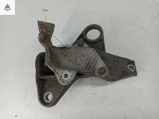 кронштейн КПП Audi A4 B5 1996, 2.6 л., бензин, АКПП, зелёный, универсал, 8D0399114R