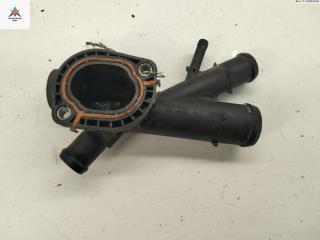 фланец (тройник) системы охлаждения Volkswagen Caddy 4 поколение 2015, 2.0 л., дизель, МКПП, белый, фургон, 03L121131AA