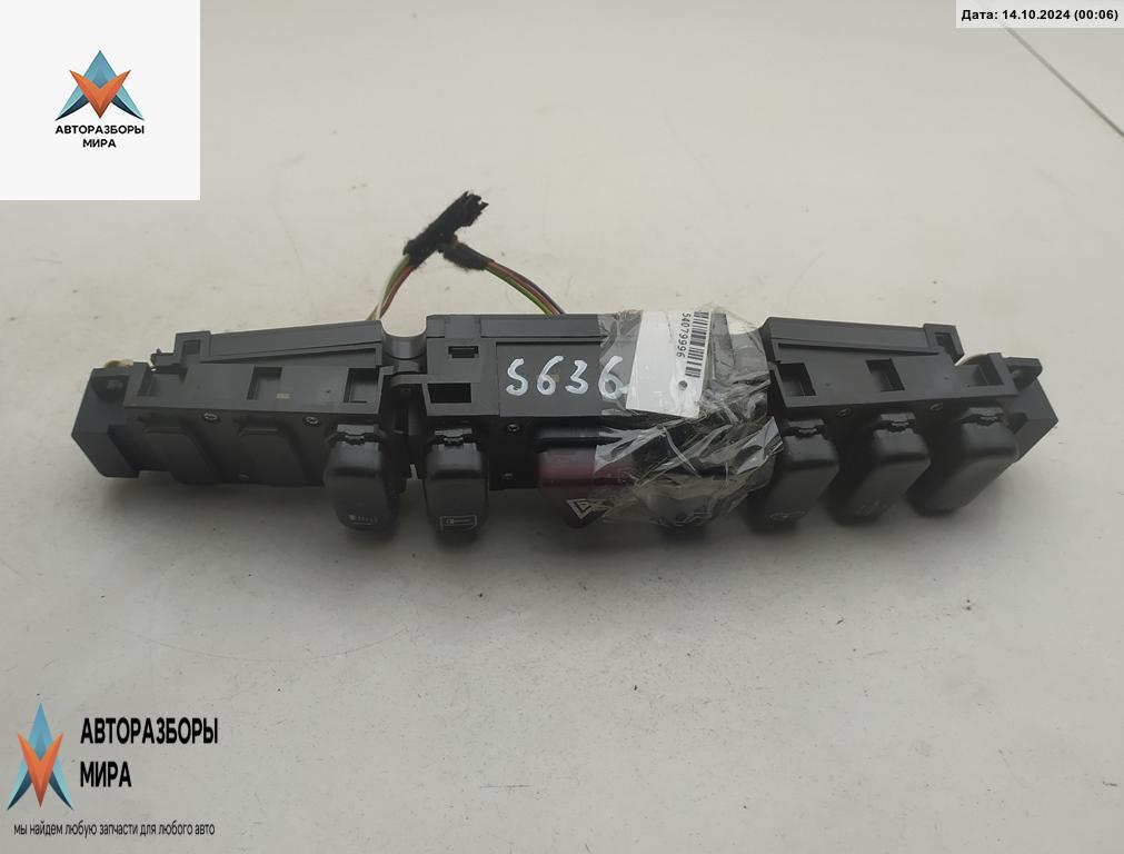 кнопка аварийной сигнализации Mercedes-Benz S-Класс W220 2000, 4.0 л., дизель, АКПП, чёрный, седан, 2208206810 - фото №1