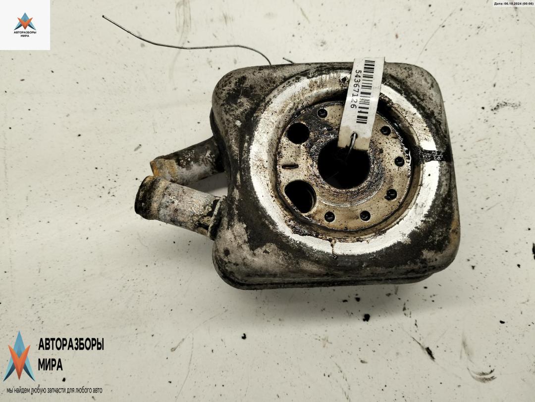 теплообменник масляного фильтра Volkswagen Golf 4 поколение 1999, 1.6 л., бензин, МКПП, чёрный, хетчбэк 3 дв. - фото №1