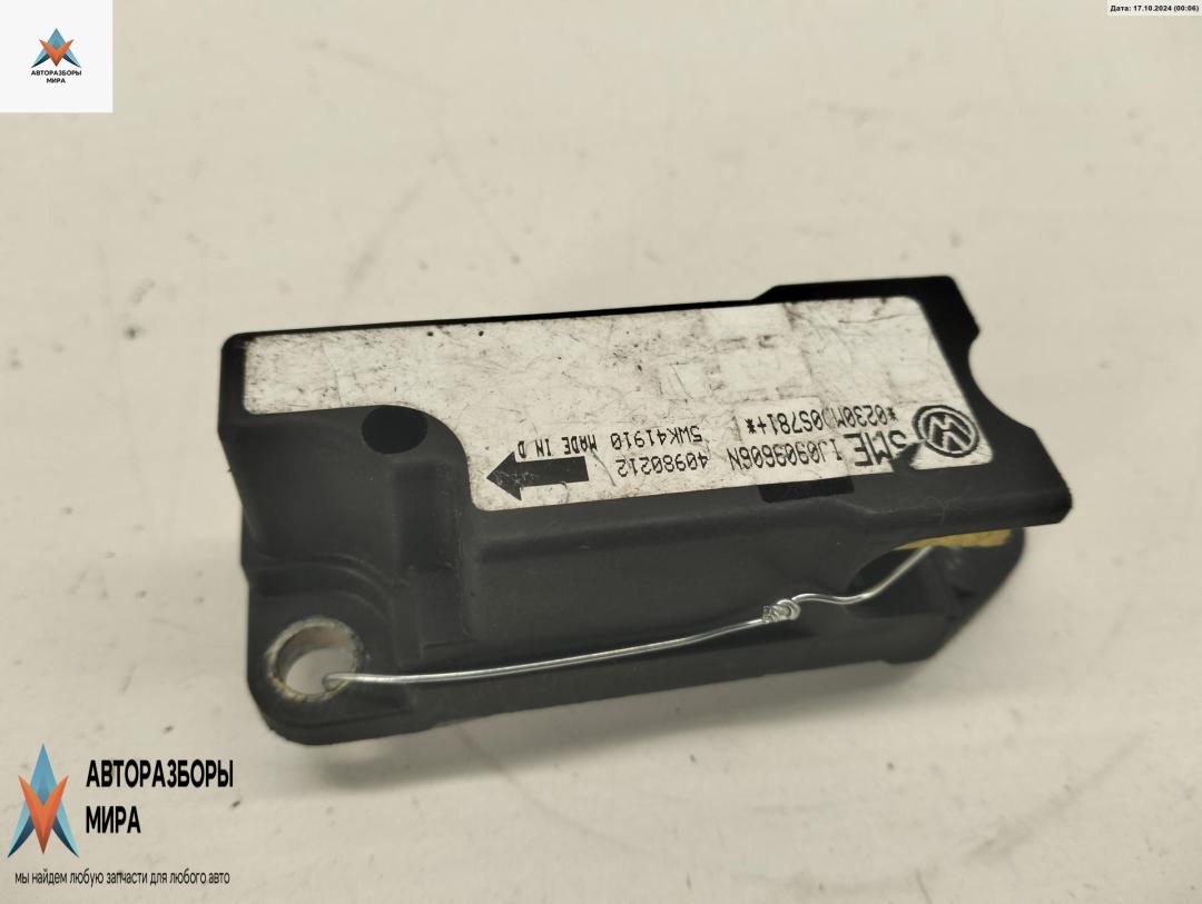 датчик AirBag Volkswagen Passat B5 1998, 2.3 л., бензин, МКПП, синий, универсал, 1J0909606N - фото №1