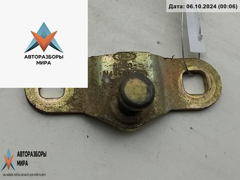 кронштейн (крепление) Ford Mondeo 2 поколение 1997, 2.0 л., бензин, МКПП, зелёный, универсал - фото №1