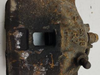 суппорт передний левый Honda Civic 6 поколение 1996, 1.4 л., бензин, МКПП, серый, хетчбэк 3 дв.