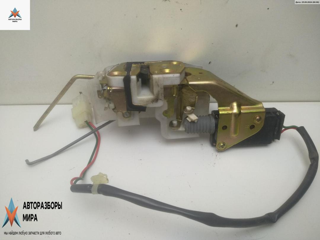 замок двери передней правой Mazda 323C BA 1996, 1.5 л., бензин, МКПП, серый, хетчбэк 3 дв. - фото №1