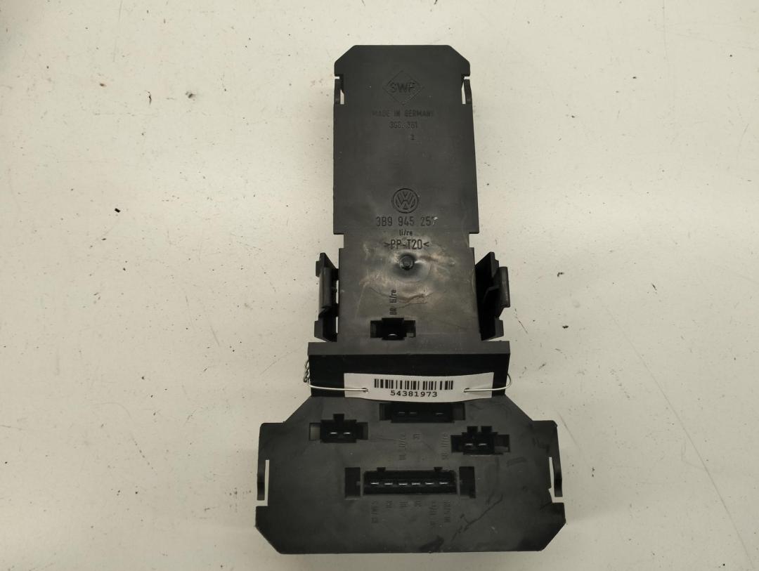 Плата фонаря заднего правого Volkswagen Passat B5 1999, 1.6 л., бензин, МКПП, серый, универсал, 3B9945257
