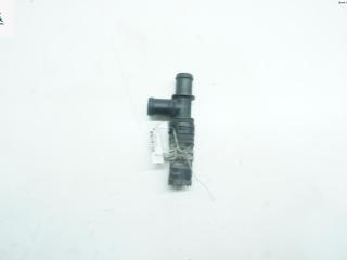 фланец (тройник) системы охлаждения Ford Fiesta 5 поколение [рестайлинг] 2006, 2.0 л., бензин, МКПП, красный, хетчбэк 3 дв.