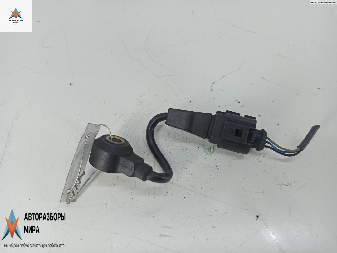 датчик детонации Volkswagen Golf 4 поколение 1999, 1.6 л., бензин, МКПП, белый, универсал, 030905377B - фото №1