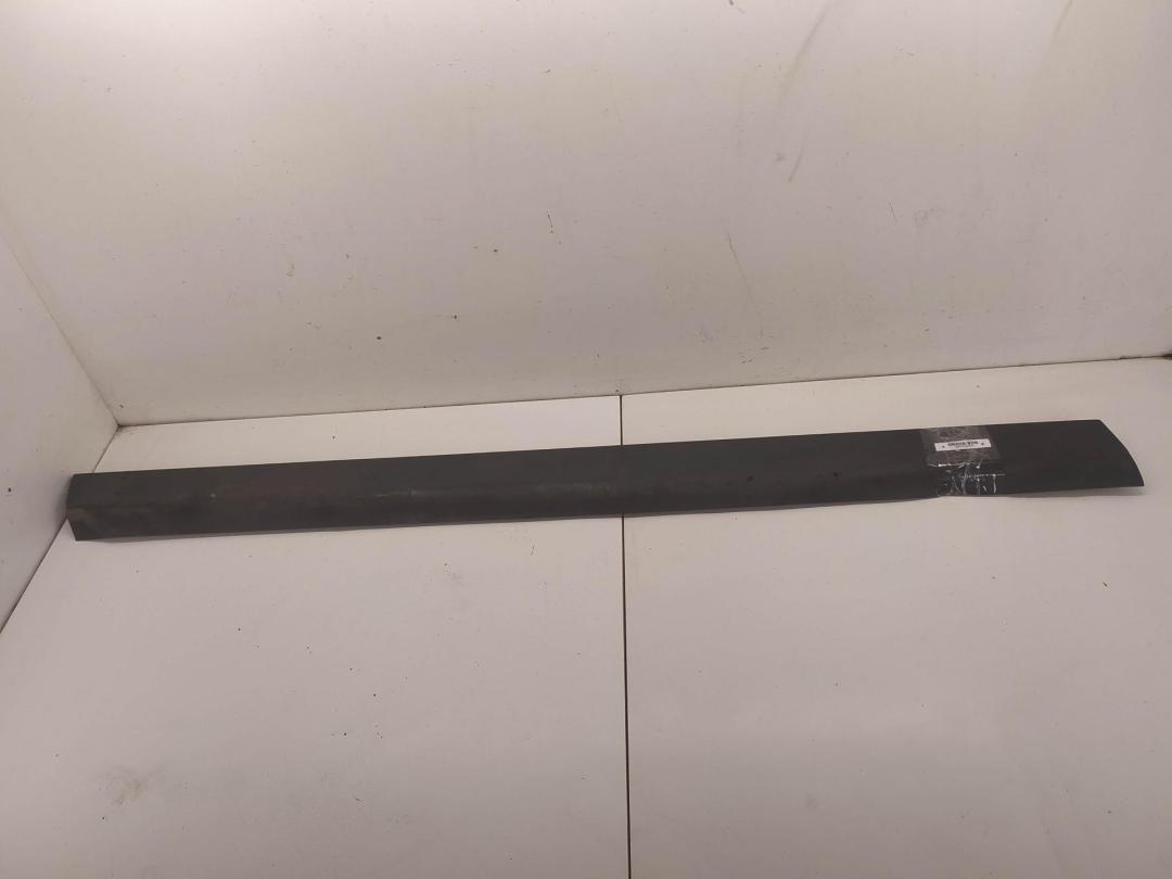 молдинг двери передней левой Volkswagen Passat B5 1999, 1.8 л., бензин, МКПП, красный, универсал, 3B0854939B - фото №1