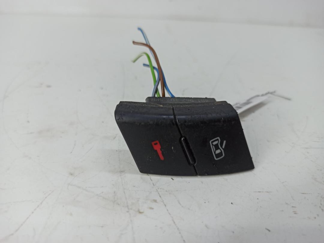 кнопка центрального замка Audi A6 C5 1998, 2.8 л., бензин, МКПП, серый, универсал, 4B1962107