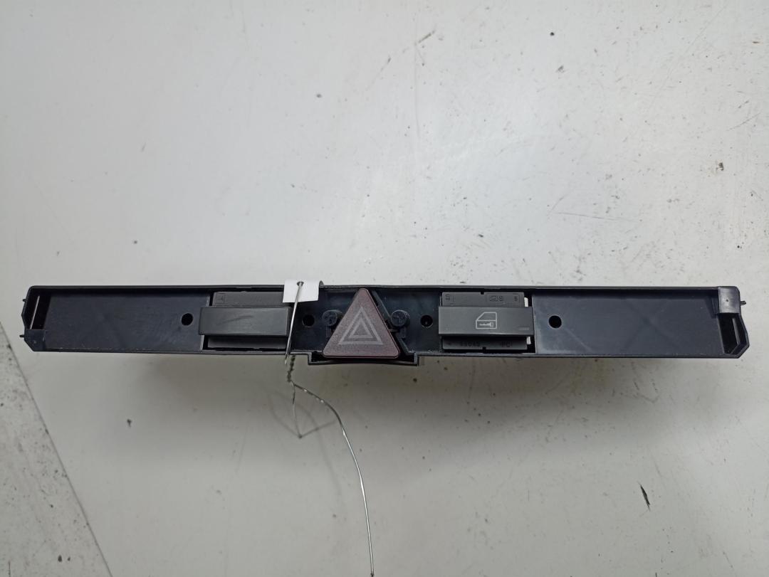 кнопка аварийной сигнализации Opel Zafira B 2006, 1.9 л., дизель, МКПП, чёрный, минивэн, 13100105