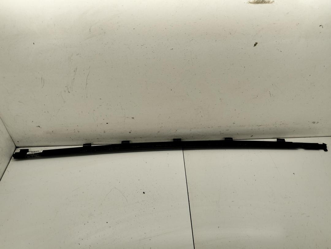 Молдинг стекла двери наружный Volkswagen Polo 2002, 1.4 л., бензин, МКПП, серый, хетчбэк 3 дв., 6Q3
