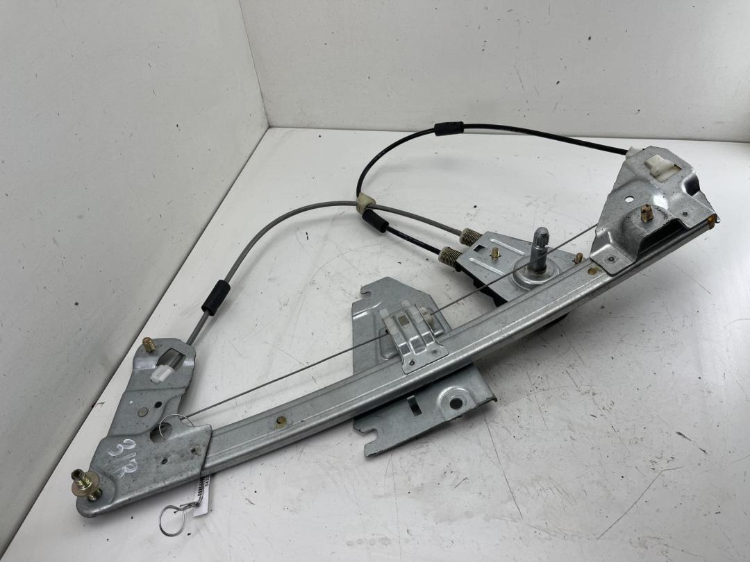 стеклоподъемник задний правый Mazda 323 BA 1996, 1.5 л., бензин, МКПП, красный, хетчбэк 5 дв. - фото №1