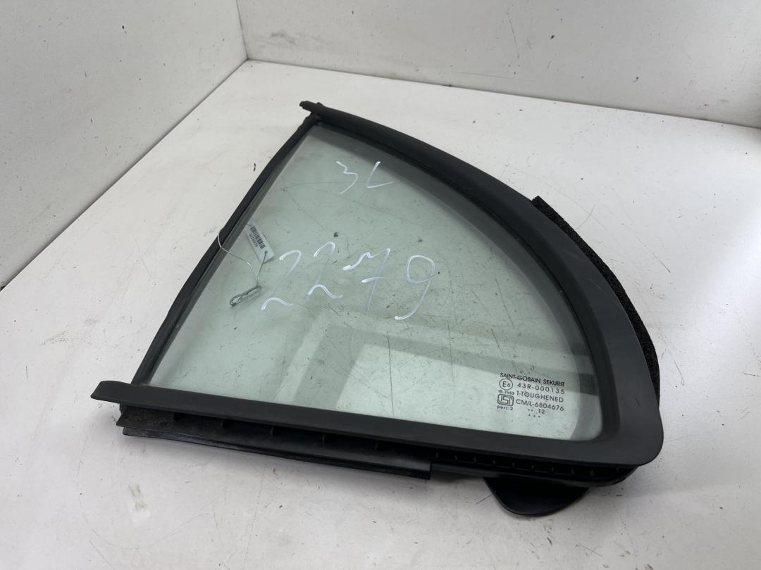 форточка задняя левая Nissan Micra 4 поколение (K13) 2012, 1.2 л., бензин, МКПП, чёрный, хетчбэк 5 дв. - фото №1
