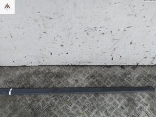 молдинг двери передней правой Peugeot 107 1 поколение 2005, 1.0 л., бензин, МКПП, чёрный, хетчбэк 3 дв., 1007