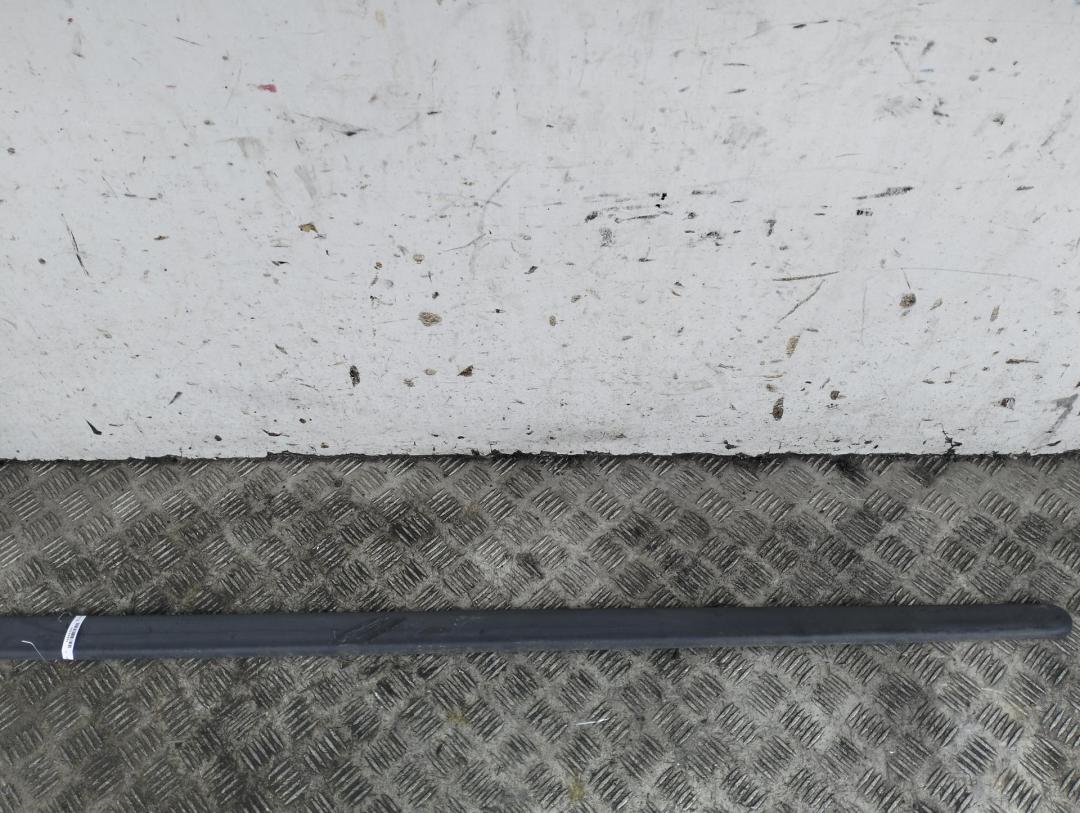 молдинг двери передней правой Peugeot 107 2005, 1.0 л., бензин, МКПП, чёрный, хетчбэк 3 дв., 1007