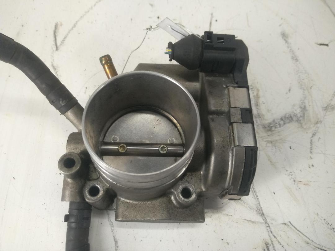 заслонка дроссельная Audi A4 B6 2003, 2.0 л., бензин, МКПП, серый, седан, 06D133062