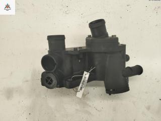 корпус термостата Volkswagen Golf 4 поколение 2000, 1.6 л., бензин, МКПП, серый, хетчбэк 5 дв., 032121111