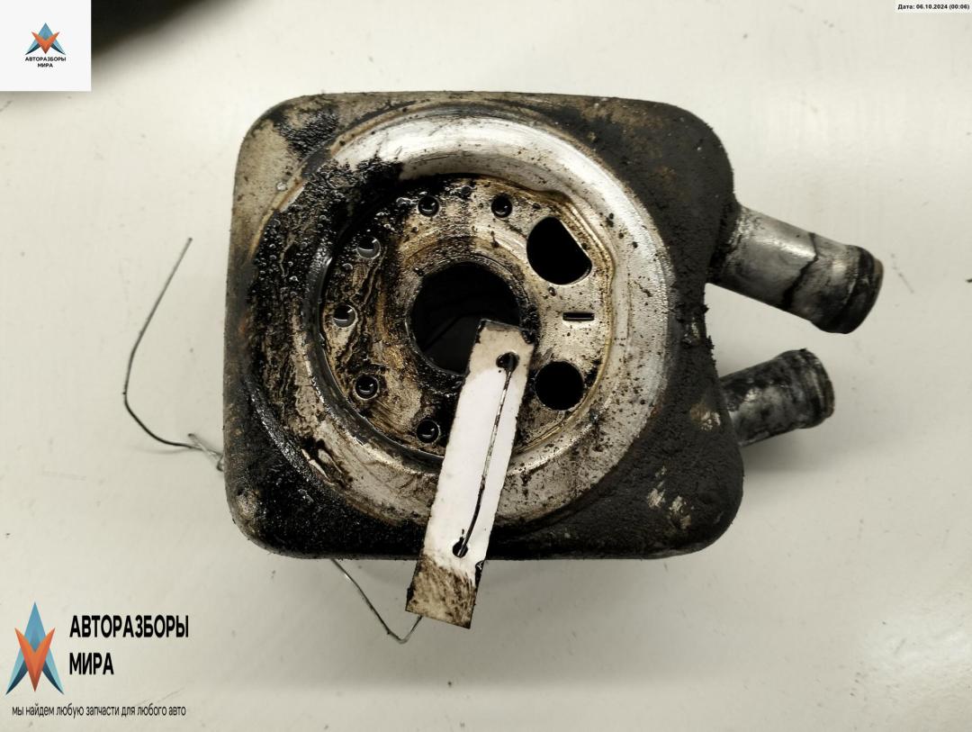 теплообменник масляного фильтра Volkswagen Golf 4 поколение 1998, 1.6 л., бензин, МКПП, синий, хетчбэк 5 дв. - фото №1