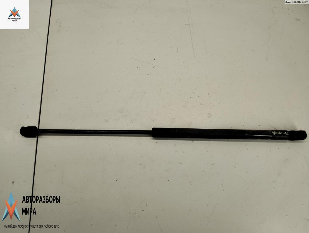 амортизатор крышки багажника (3-5 двери) Volkswagen Golf 3 поколение 1992, 1.6 л., бензин, МКПП, зелёный, хетчбэк 3 дв., 1H6827550 - фото №1