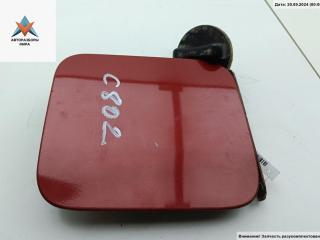 лючок топливного бака Nissan Tiida C11 [рестайлинг] 2010, 1.6 л., бензин, МКПП, красный, хетчбэк 5 дв.