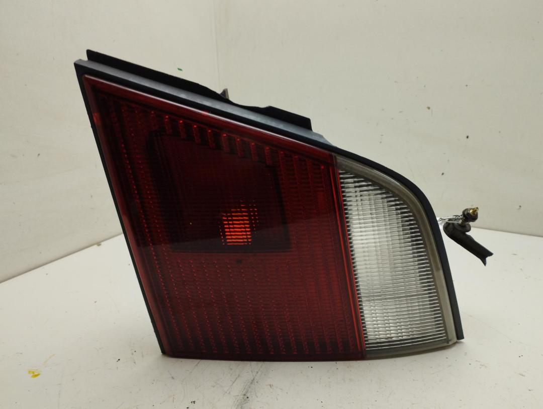 фонарь крышки багажника правый Nissan Primera P11 2001, 2.0 л., бензин, МКПП, синий, универсал - фото №1