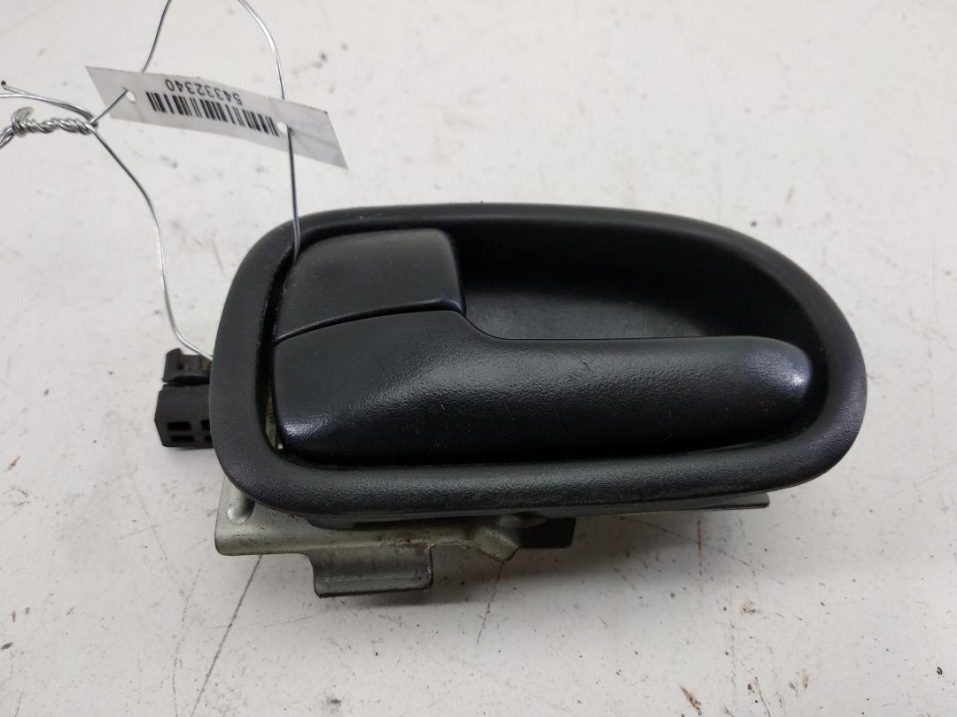 ручка внутренняя передняя левая Mazda 323 BA 1996, 1.5 л., бензин, МКПП, красный, хетчбэк 5 дв. - фото №1