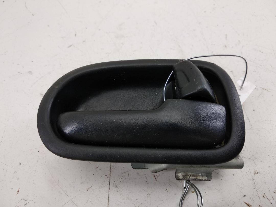 ручка внутренняя задняя правая Mazda 323 BA 1996, 1.5 л., бензин, МКПП, красный, хетчбэк 5 дв. - фото №1