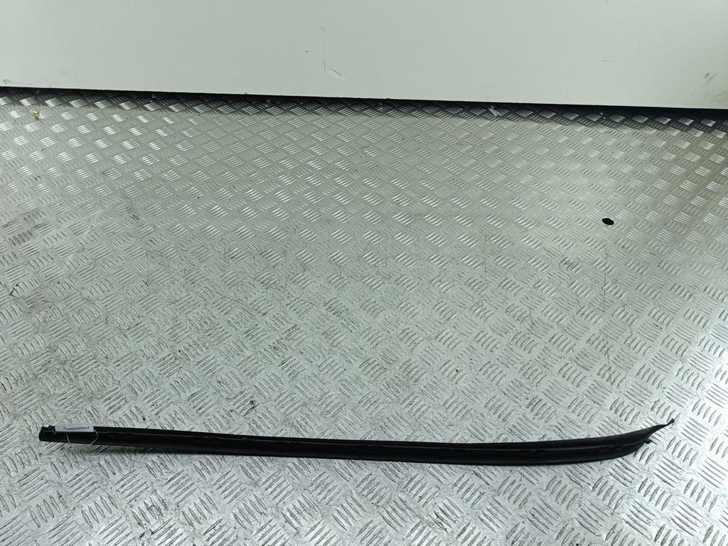 молдинг лобового стекла SEAT Ibiza 4 поколение 2008, 1.4 л., бензин, МКПП, жёлтый, хетчбэк 5 дв., 6J0854319A - фото №1
