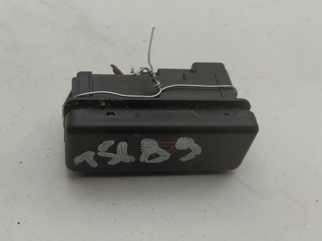кнопка аварийной сигнализации BMW 5 E39 2002, 3.0 л., дизель, МКПП, чёрный, универсал, 8350947