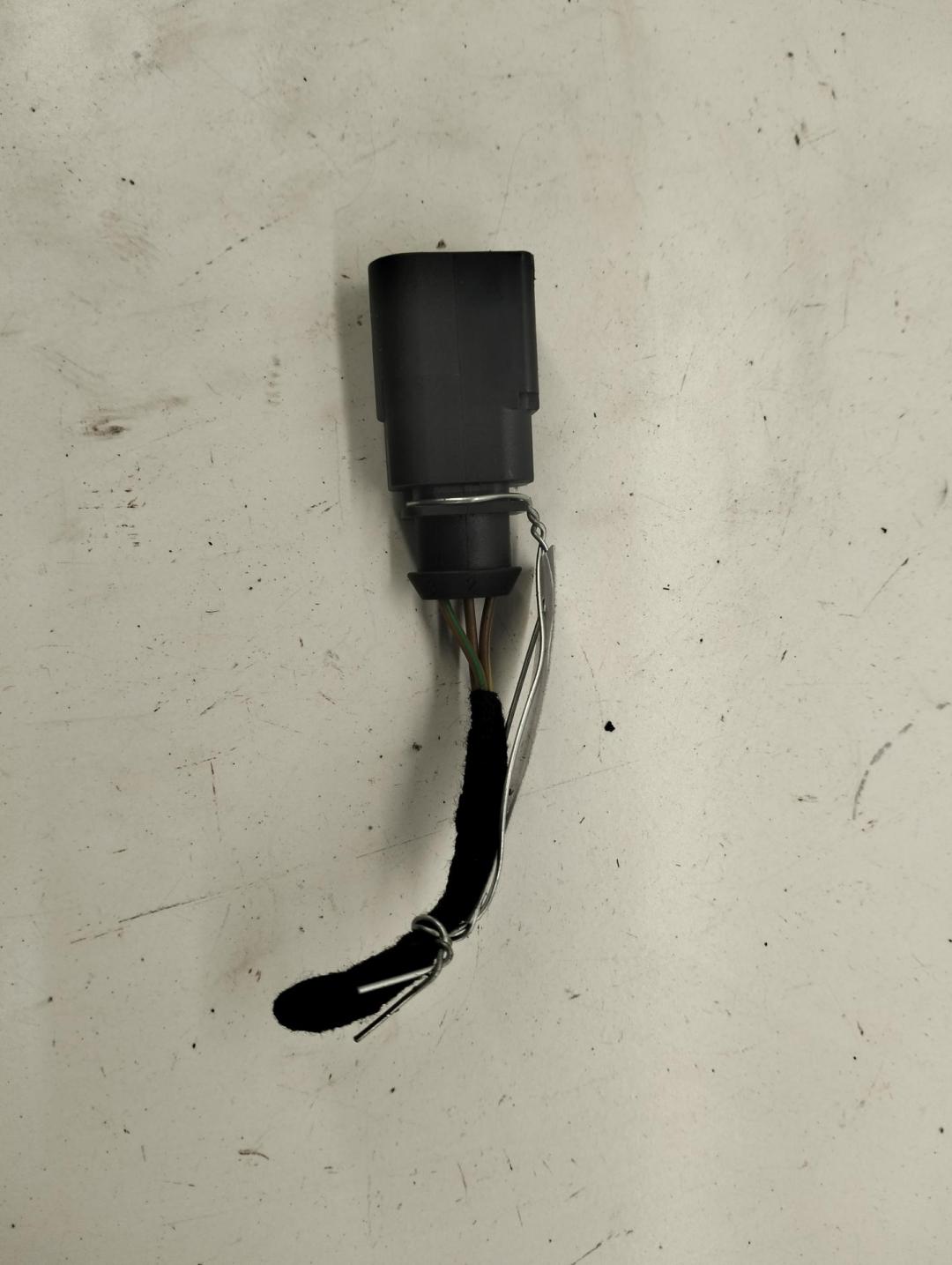 разъем (фишка) проводки Volkswagen Bora 2000, 1.4 л., бензин, МКПП, серый, седан, 1J6973803
